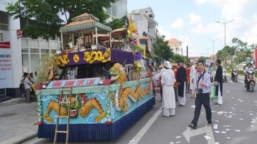 Tổ chức tang lễ cho cán bộ, công chức, viên chức: Hạn chế rắc, rải vàng mã